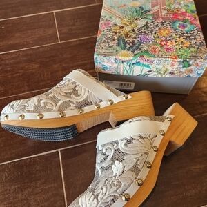 Elegant White Lace Women's Clogs